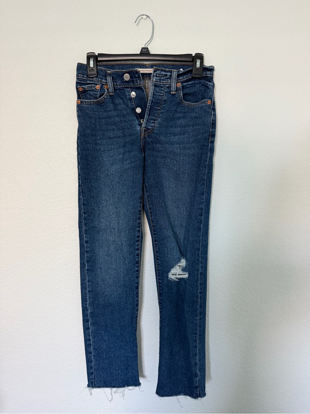 levi’s wedgie straight leg distressed dark-wash jeans (25W 28L)
